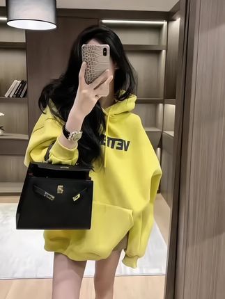 终于找到版型显瘦又好看的显白皮黄色连帽卫衣!纯欲老钱慵懒风松弛显贵洋气减龄穿搭!遮肉显瘦百搭不挑人,保暖又好看