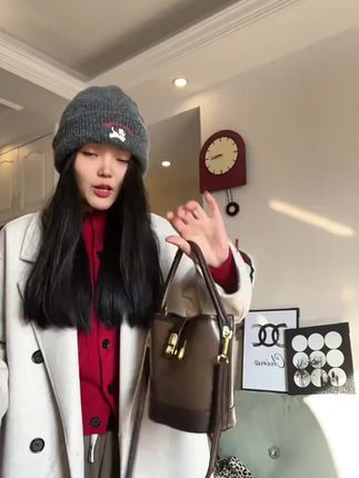 这种包包真的是可以搭配你秋冬天所有的大衣外套,特别有气质