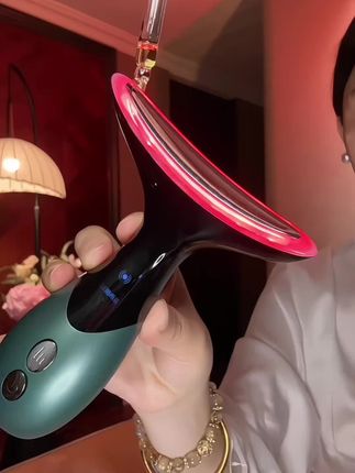 每晚护肤完刮一刮,提一提,真的会比同龄人显小很多#美容仪 #微电流美容仪 #精致女人必备 #红光美容仪