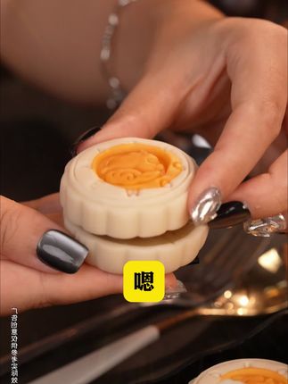 #良品铺子 这款鱼子酱月饼,采用来自台湾海鲜的飞鱼籽,到手两位数送人送礼更有面子!#中秋 #伴手礼 #中秋礼盒 #月饼