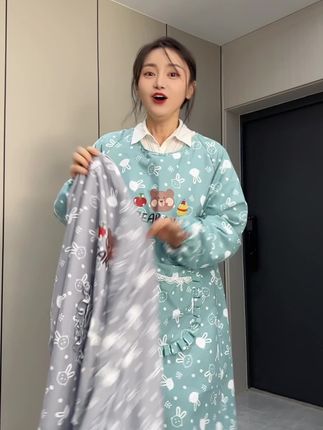 这款罩衣也太柔软了吧,他打破了传统罩衣硬邦邦带胶皮的布料,使用的是柔软亲肤的面料,里面还做了一层防水内衬