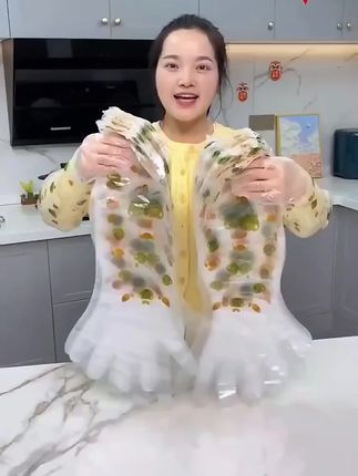 终于找到这种加长加厚服贴的#家务手套 了,防水防油,戴着它做饭刷碗很方便#洗碗手套 #居家好物