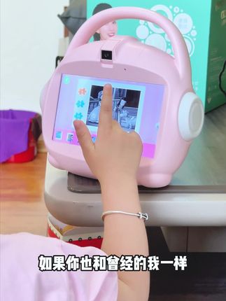 连麦唱K神器/刷抖音!纽贝迪早教机装得下小学课程/3万动画!家长管控+防摔设计,今加赠斜挎包+双麦克风,速抢!