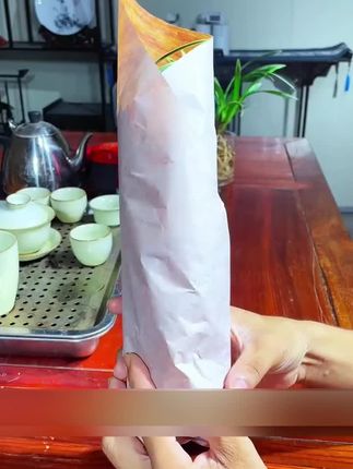 如果你是养兰新手,建议你养一盆香水金边兰,好看又好养