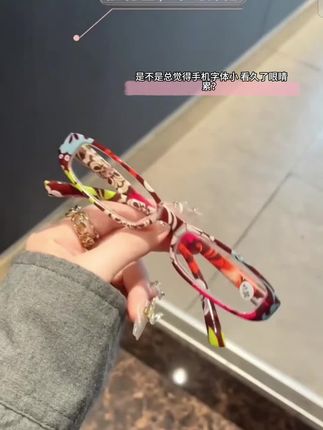 一款融合了古典与现代元素的复古印花老花镜,自带便携式印花笔筒镜盒!! 它采用了弹簧铰链设计,使得眼镜在佩戴时能够更好的贴合脸部轮廓!!#高级老花眼镜 #便携老花镜#高清老花镜防蓝光抗疲劳 #老花镜#老花镜女时尚洋气