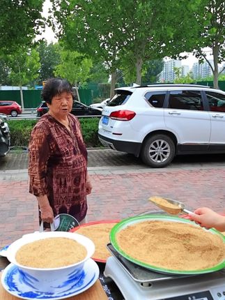下饭菜,还得吃山东沂蒙山农家芝麻盐!吃饭的时候来上这么一勺,焦香四溢,真的让人太有食欲了。#沂蒙山农家芝麻盐