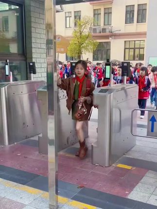 孩子开学要准备的彩铅,一定要选这种可擦的,不仅上色丝滑流畅,就算画错了也能用橡皮擦下来,非常好用#开学必备好物