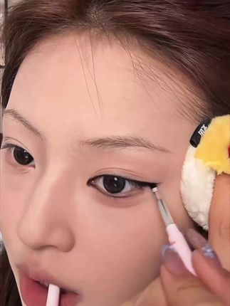 自带刀锋刷的眼线胶笔能有多好用?手残党也能画出完美眼线的秘密就是它啦!!#眼线胶笔