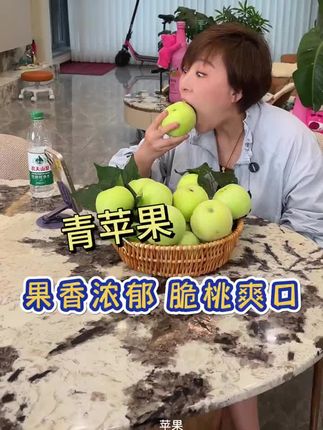 等了一年的青苹果终于上市了!酸甜可口,又脆又好吃!果香浓郁,超级喜欢~小孕妇和孩子都超爱吃!#应季水果