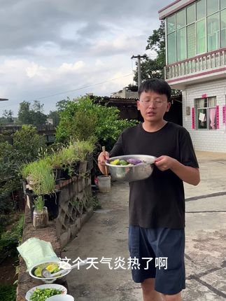 来咯来咯,今年新上市的当季鲜花椒和贵州的本地辣椒做出来的辣椒面,蘸什么都好吃,还喜欢的老乡带点回去尝尝