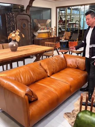 # 家居焕新季# #双人位沙发# 焦糖色真皮沙发,复古高级感直接拉满!