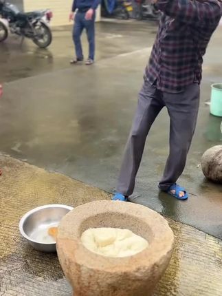 湖南糍粑太好吃了,还是小时候的味道,纯手工捶打,回忆满满。 #手工糍粑 #地方特色小吃 #真材实料才能做出好味道