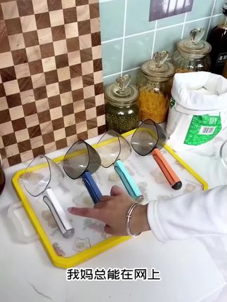 用这个舀米舀面,就不会撒的到处都是#舀面勺 #厨房用品 #勺子
