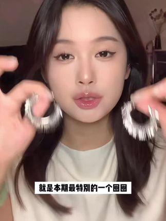 灵动又精致的短流苏耳圈,金银两色可选,秋冬必备饰品就是她了!