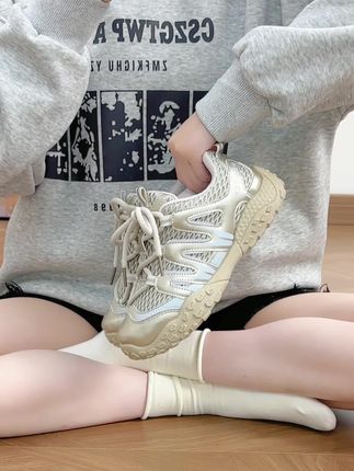 “每一次回眸,都是我看向你的瞬间”#板鞋女 #软底软面穿上超舒服 #好穿又好搭 #小个子穿搭 #爆款热卖中