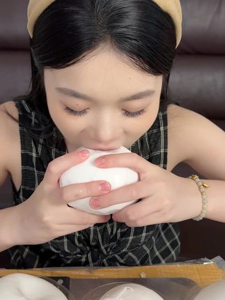 喝碳酸饮料和奶茶是不是喝腻了,那一定要试试长在树上的天然饮品椰皇!#泰国椰皇 #椰子