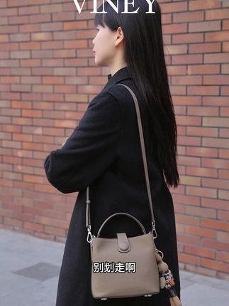 皮料贼好的一只喜斜挎包,直呼哇塞~#viney女包 #美包分享 #包包推荐 #女包 #斜挎包 #夏日出游包显眼的