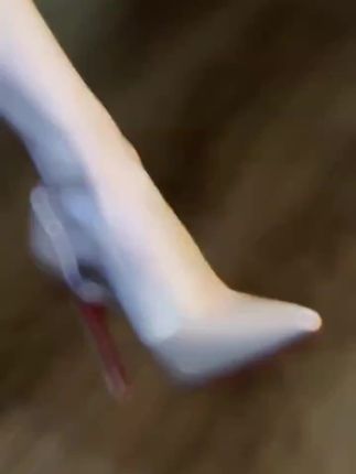 这款高跟鞋太美了,时尚百搭,穿上它,你就是女神!