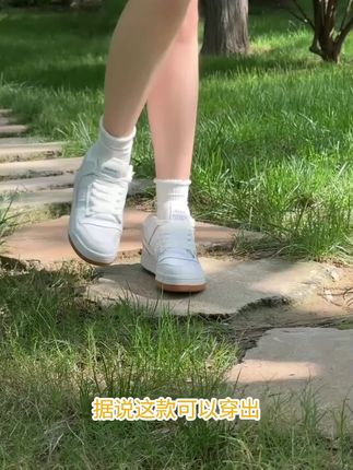 日常无论搭配牛仔裤还是小裙子都敲可,关键还是男女同款~已经迫不及待想跟对象穿出门啦!#平价小白鞋