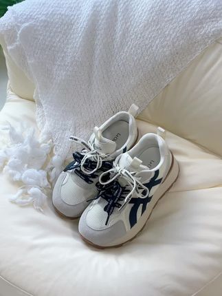 秋光漫过鞋面,每一步都踏在暖调滤镜里。#好看又好搭 #秋季新款 #时尚穿搭