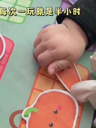 宝宝天生就喜欢撕拽感,这本撕撕书让宝宝很有兴趣。适合0-3岁早教,反复粘贴,在玩中培养专注力#安静书 #专注力培养