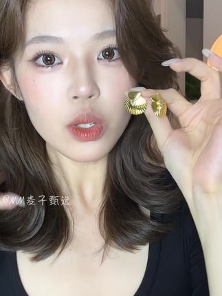 我真的超级喜欢这款金色锆石贝壳耳饰啊!非常适合秋冬搭配衣服!巨好看!
