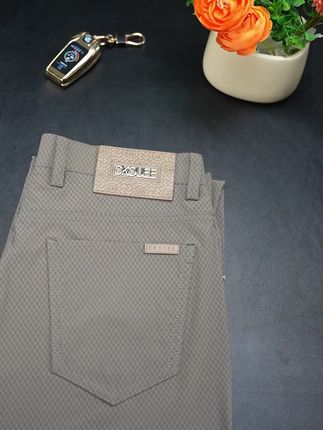 追求高端好品的哥哥看过来,这款夏季冰丝休闲裤品质上层,面料柔软舒适,不挑身材不挑年龄