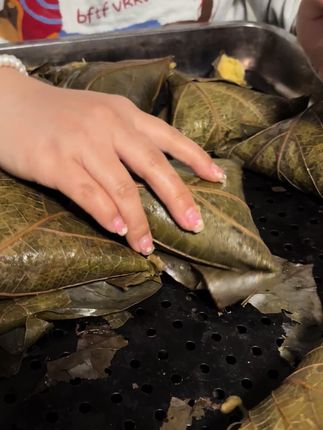 儿时的味道,桐子叶粑粑!新鲜玉米石磨现磨,新鲜看到见!