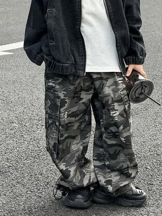 被邻居追着问的男童迷彩裤,痞帅工装风拉满, 大口袋 + 破洞设计 春秋穿刚好,搭卫衣 / 牛仔外套都炸街。