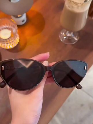 【复古猫眼墨镜】2025网红窄框茶色太阳镜🕶️ 轻巧显白栗子猫同款,复古弧度修饰脸型防紫外线,春夏街拍必备!明星私服风潮,戴上秒变氛围感女神✨ #猫眼墨镜 #防晒必备 #百搭墨镜#太阳镜种草 #墨镜style