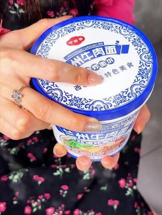 这价疯了!9.99 元 6 桶兰州拉面!超级好吃还管饱,划算到闭眼冲!