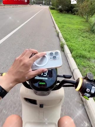 骑行时随手就能放入手机的支架,快给你的小电驴也安排上吧。#电动车配件 #是时候安排一下了 #电动车手机支架
