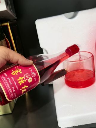一箱六瓶,53度,清香型纯粮食酒,正宗山西杏花村窖坛红酒!采用植物浸提类,提取红枣和枸杞精华酿造而成的的口粮酒!入口微甜!不辣喉也不上头!#杏花村窖坛红 #窖坛红