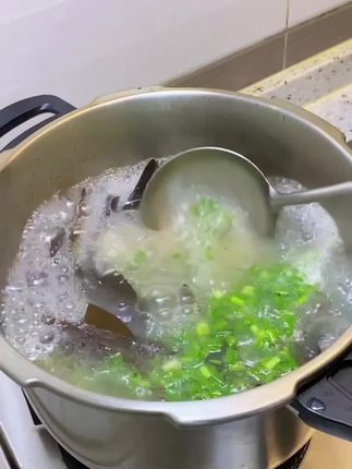 这个海带头排骨汤真的太好喝了!汤鲜味美,选自海带最厚的部位,喜欢吃厚海带的家人们千万不要错过了 #海带头