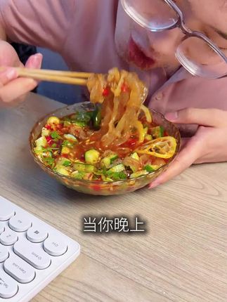 天气越来越热,吃饭没胃口,那你一定要试试这个凉拌海蜇丝,清脆爽口不油腻,真的巨好吃#好食材好味道
