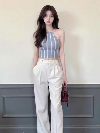一生, 三餐四季择一良人,过此,明月清风。现在背了一包书,走在路上,天朗气清,心满意足,回家读书。
