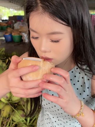 这么好喝的天然饮品真的不要错过,椰皇不光纯甜奶香味也非常浓郁,没喝过的一定要喝一次!#泰国椰皇 #椰子