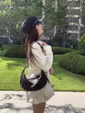 秋冬氛围感满满的一款单肩包,实用度杠杠的~#包包控每天更新 #女包 #包包推荐 #百搭精致包包 #美包分享