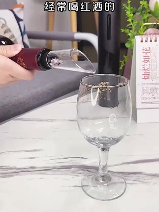 经常在家喝红酒的朋友,备上这个#红酒开瓶器 ,红酒啤酒都能开,送人也很有面子#电动开瓶器 #高端大气上档次