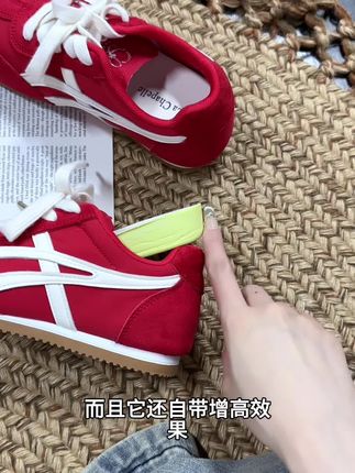 凉感技术布面触感如薄荷沁肤,EVA鞋垫吸湿排汗,轻盈贴合脚型,通勤逛街无压力,高温天也能保持双脚干爽如初。