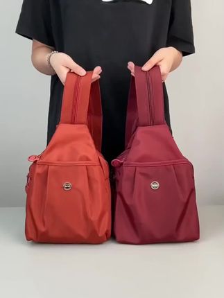 时尚百搭多功能旅行多层胸包 可调节S型肩带支持双肩背或斜跨胸包模式,加厚气垫设计分散肩部压力,长时间使用不易疲劳