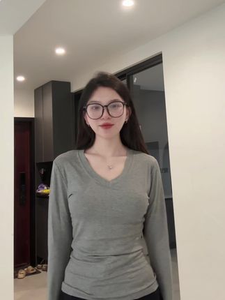 适合早秋搭配的正肩v领小上衣!版型显瘦好看不挑人穿!#早秋搭配 #正肩t恤 #谁穿谁好看 #打底衫 #长袖t恤
