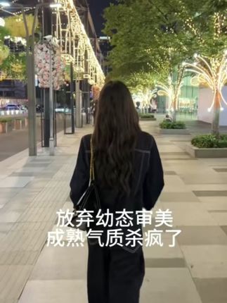 丹宁深蓝阔腿裤垂感在线,软而不塌有质感,通勤约会穿都合适
