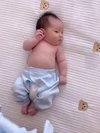 小宝6个月了,婆婆给买的长袖连体衣,软软糯糯穿着舒适,很适合小月龄,按扣设计换尿不湿也方便。