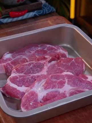 以后想吃叉烧肉了,就像我这样做,做出来鲜嫩多汁,满屋飘香#叉烧酱 #蜜汁叉烧 #叉烧肉家常做法