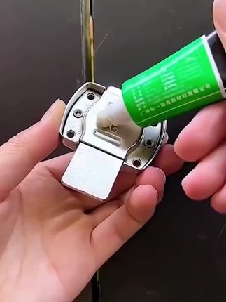 给大家分享强力免钉胶 ,适用于陶瓷 金属 玻璃 塑料 免打孔 省时省力#胶水 #免钉胶水#方便又实用