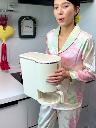 一款加厚米桶,具有良好的密封性,可防止米虫和潮湿,还有带量米杯,方便拿去和淘洗