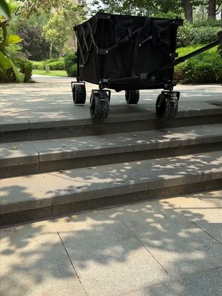 有这个露营车真轻松,能拉装备行李还能再上面吃饭,出门带着特别方便