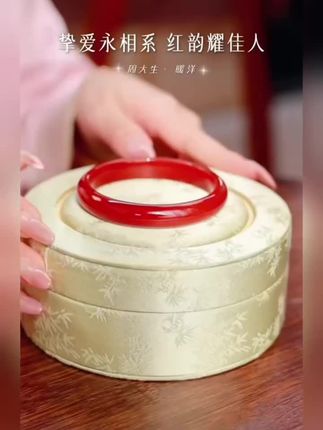 周大生红玛瑙手镯