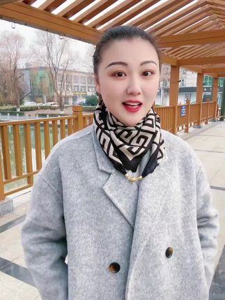 围巾,作为秋冬日的常客,有着举足轻重的作用#围巾 #美出高级感 #保暖又好看 #精致优雅 #围巾控